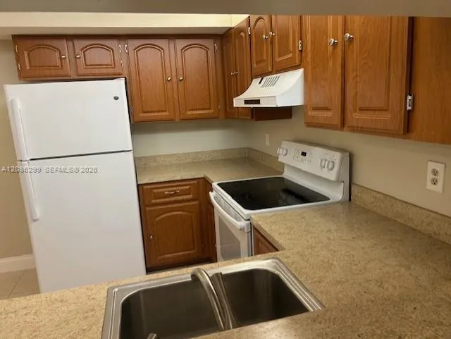 9851 NW 3rd Ct #8 Plantation, FL 33324