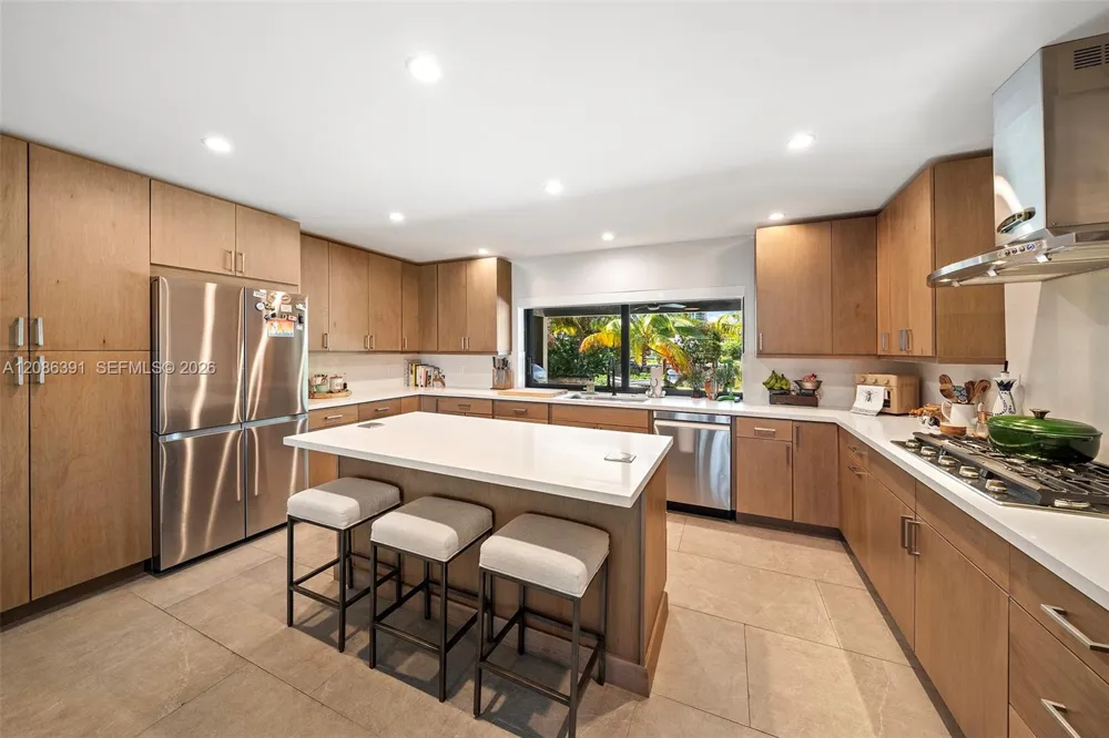 419 Alamanda Dr Hallandale Beach, FL 33009