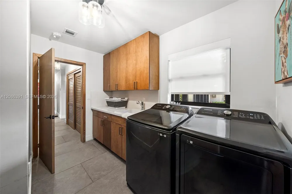 419 Alamanda Dr Hallandale Beach, FL 33009