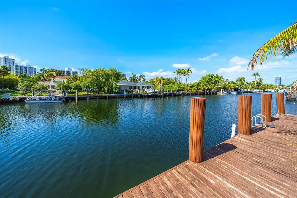 419 Alamanda Dr Hallandale Beach, FL 33009