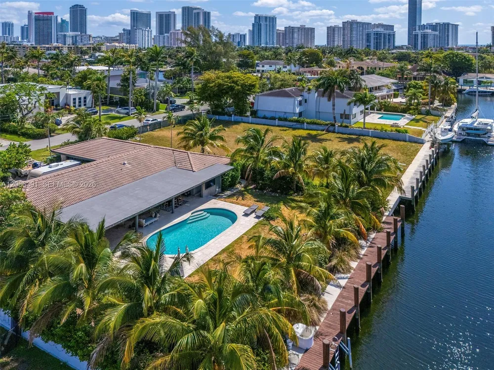 419 Alamanda Dr Hallandale Beach, FL 33009