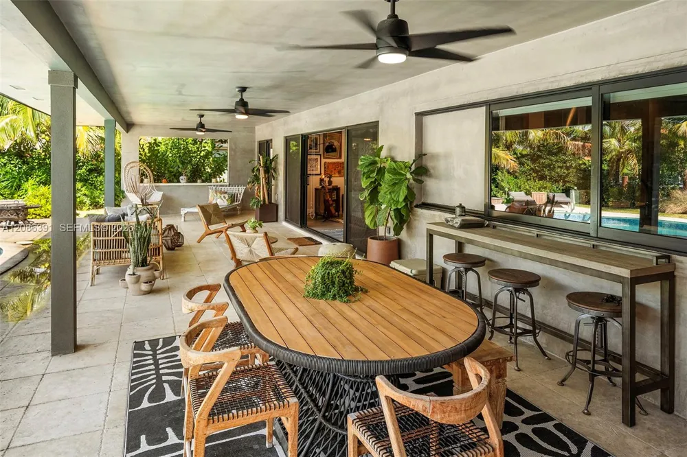 419 Alamanda Dr Hallandale Beach, FL 33009