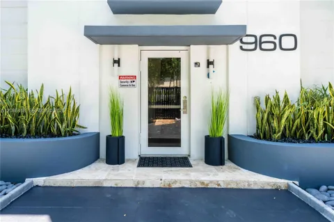 960 Jefferson Ave #205