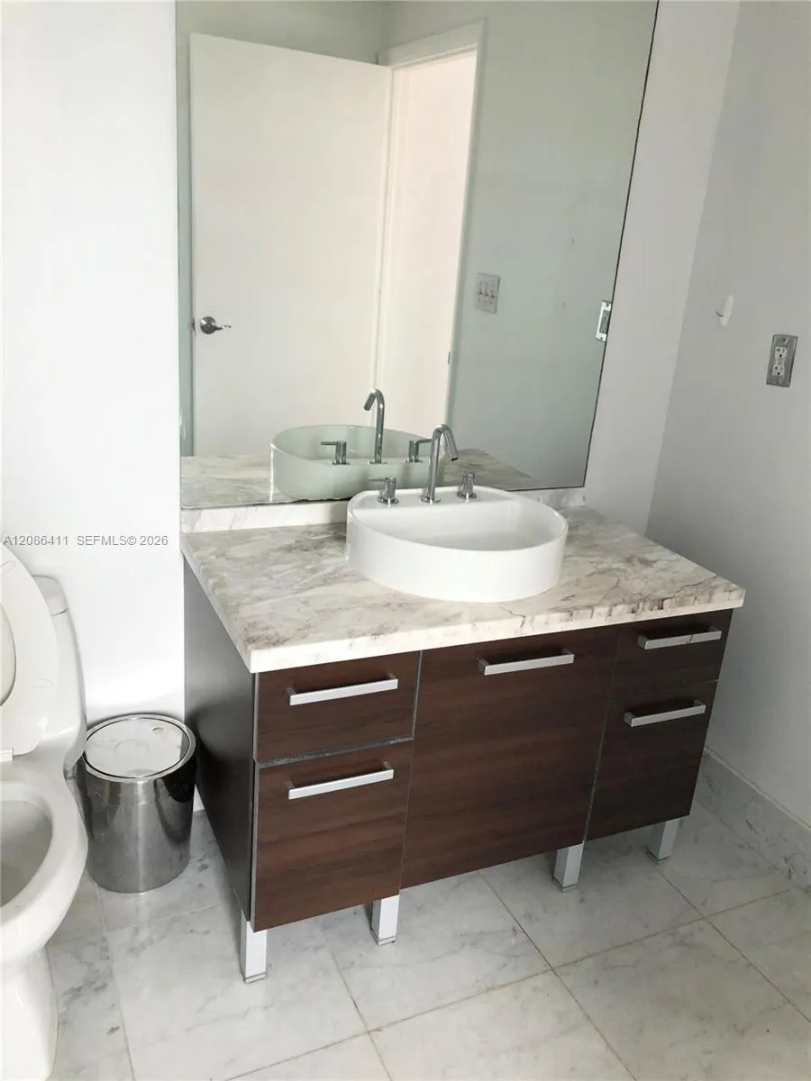 253 NE 2nd St #2702 Miami, FL 33132