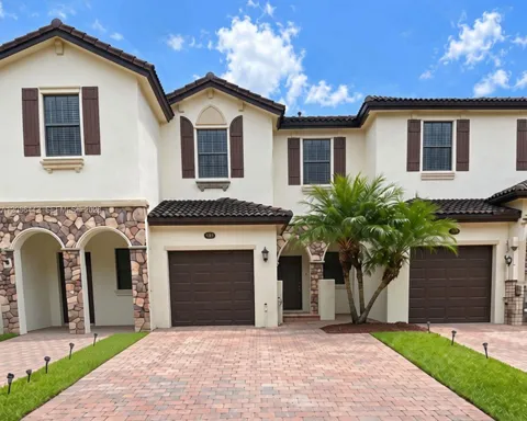 353 NE 37th Pl