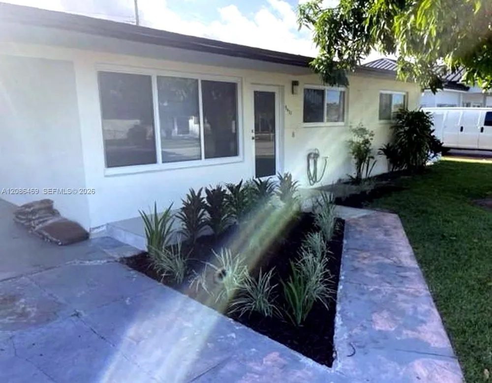 5431 W 8th Ct Hialeah, FL 33012