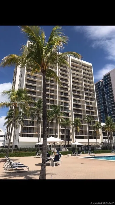 2625 Collins Ave #302