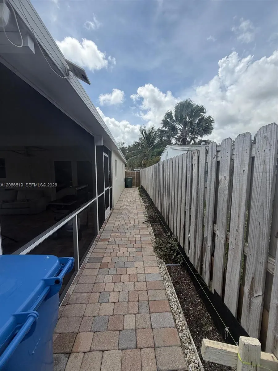 211 NW 51st St Oakland Park, FL 33309