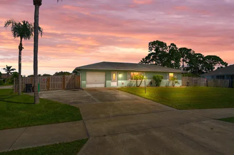 257 SW THORNHILL DRIVE