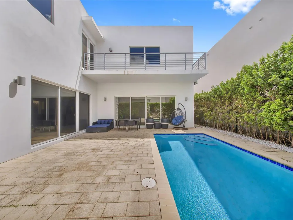 10081 NW 75TH TERRACE Doral, FL 33178