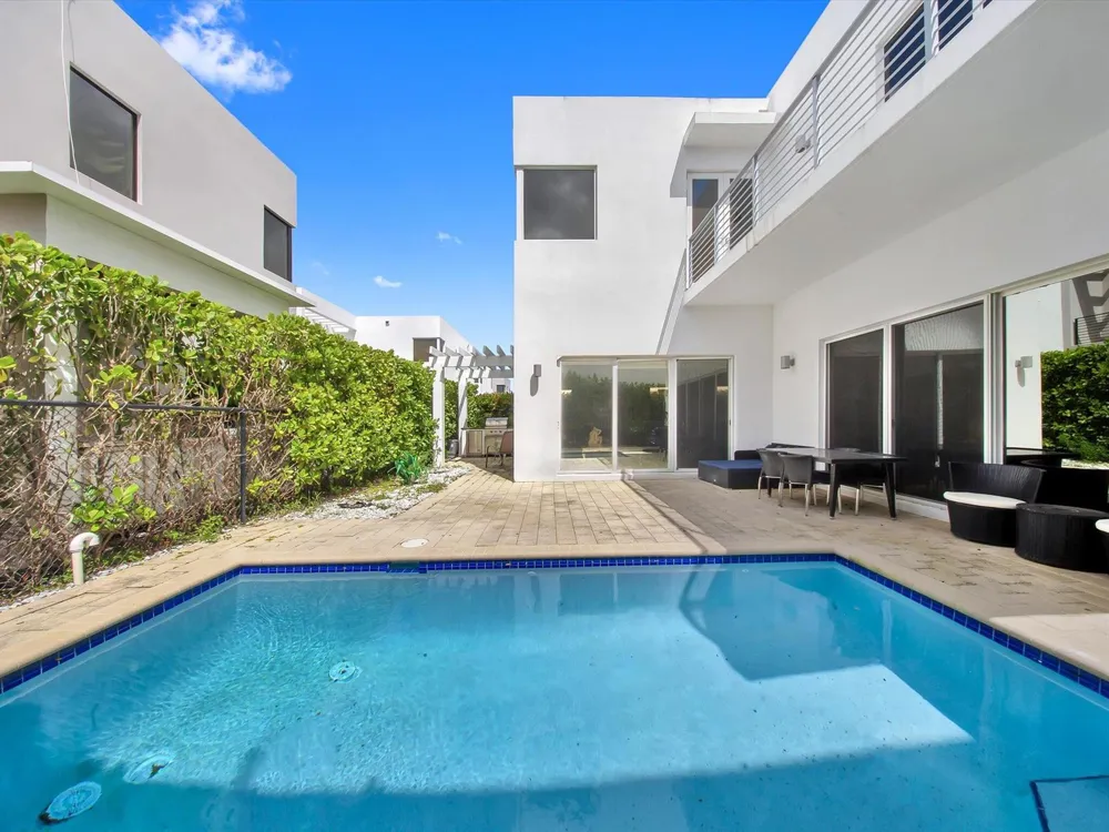 10081 NW 75TH TERRACE Doral, FL 33178