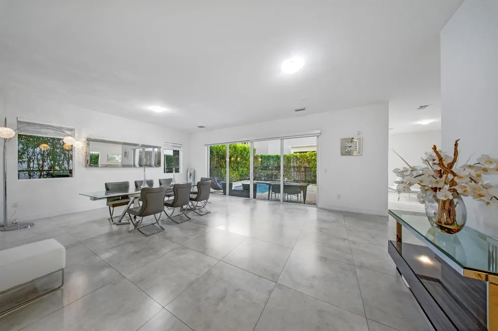 10081 NW 75TH TERRACE Doral, FL 33178