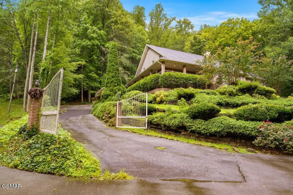 3012 Roaring Creek Way Sevierville, TN 37862