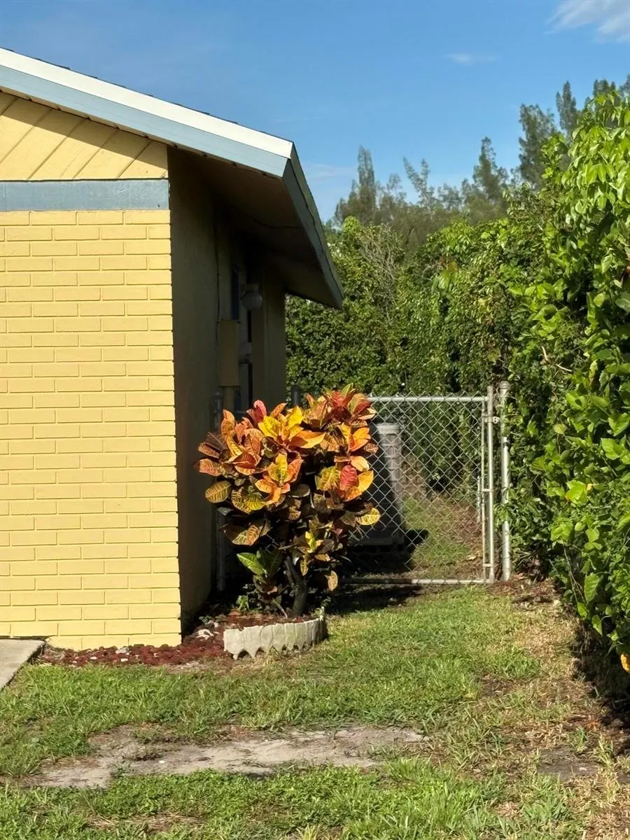 8461 THERESA ROAD Boynton Beach, FL 33472