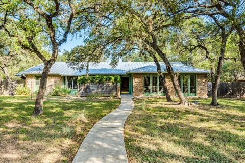 904 Willow Creek Circle