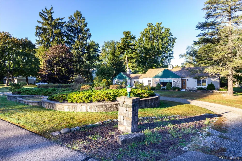 15681 Foch Street Livonia City, MI 48154