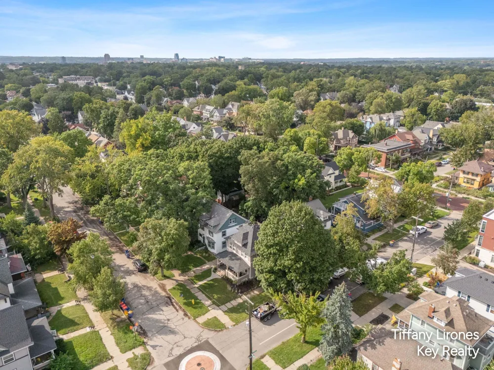 1355 Sigsbee Street SE Grand Rapids, MI 49506