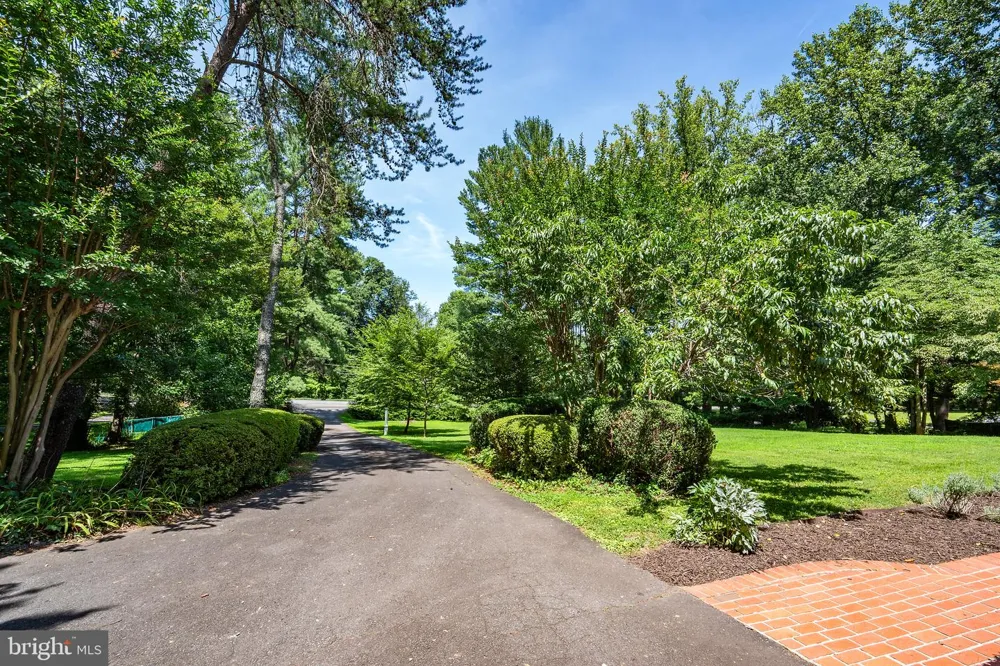 7821 OLD DOMINION DRIVE Mclean, VA 22102