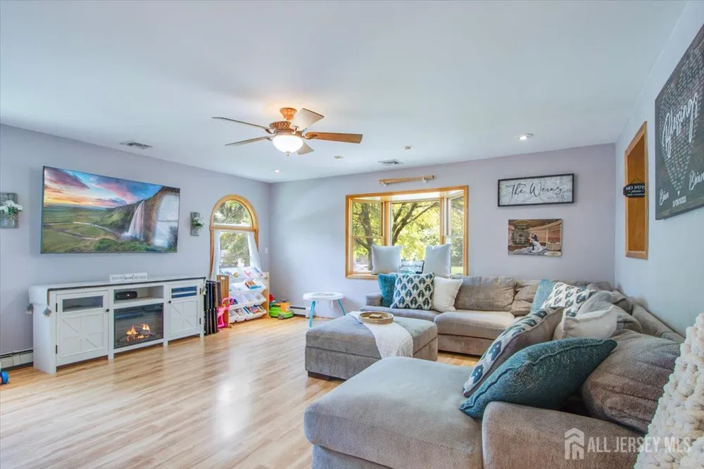 85 Othen Street Edison, NJ 08817