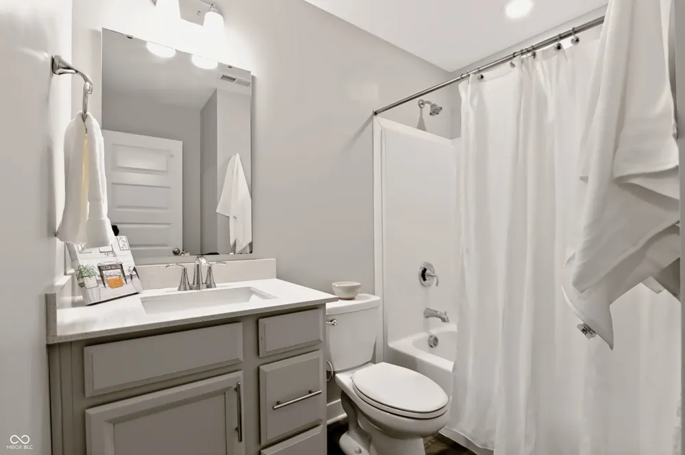 933 Yorkshire Lane Zionsville, IN 46077