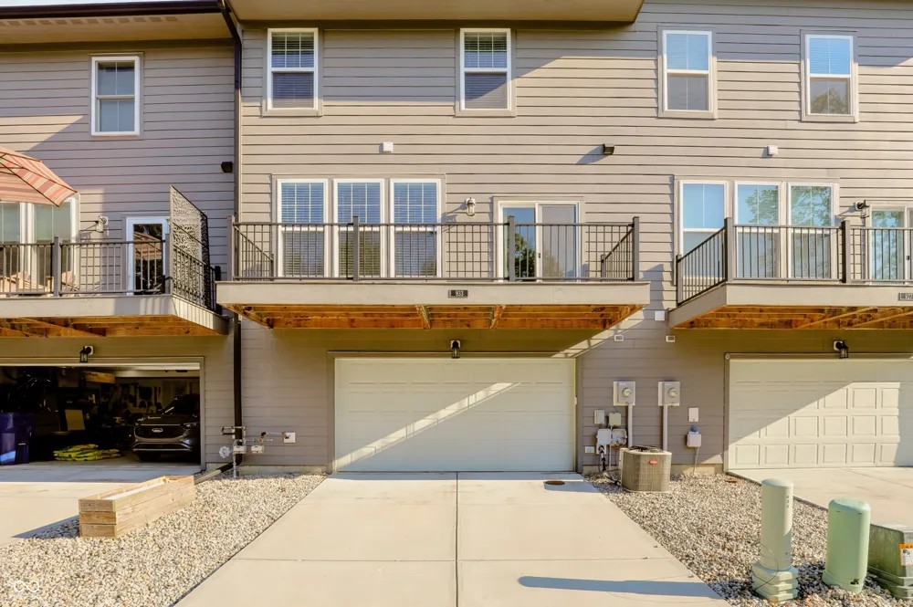 933 Yorkshire Lane Zionsville, IN 46077