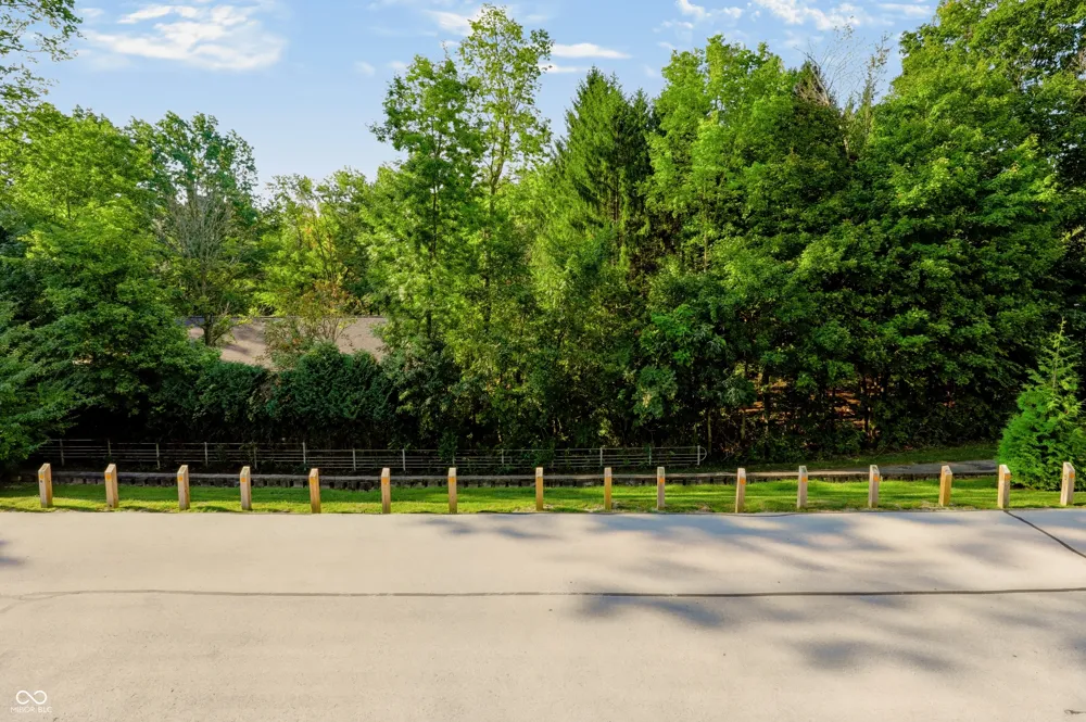 933 Yorkshire Lane Zionsville, IN 46077