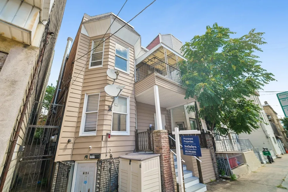 414 MONASTERY PL Union City, NJ 07087