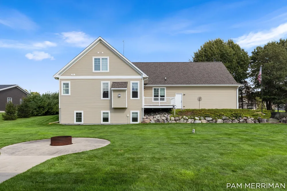 21899 Hilltop Circle Stanwood, MI 49346