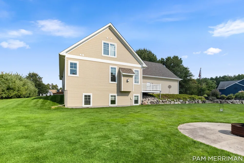 21899 Hilltop Circle Stanwood, MI 49346
