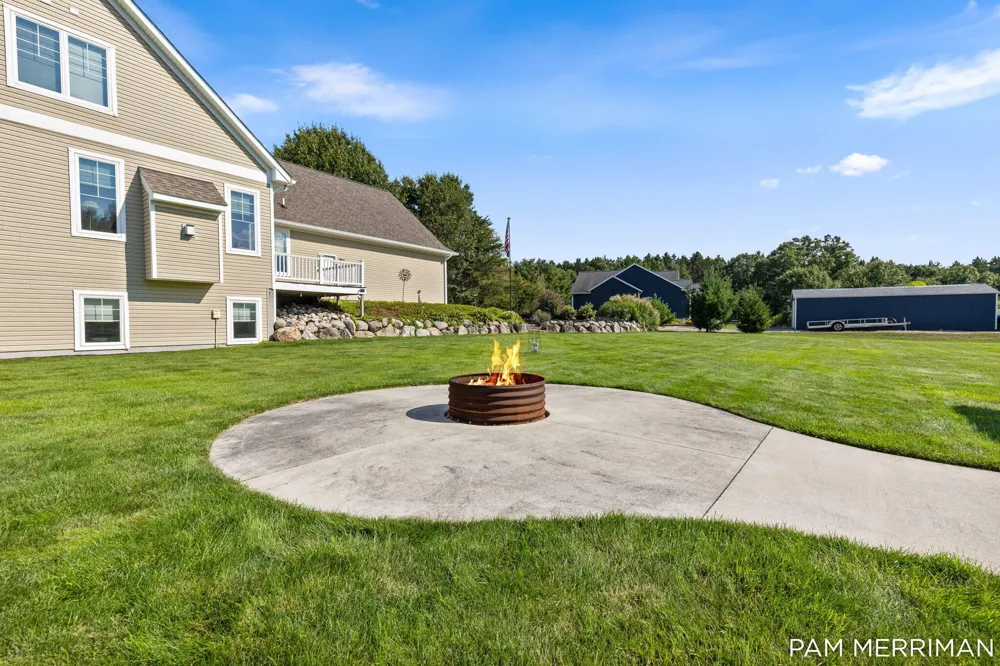 21899 Hilltop Circle Stanwood, MI 49346
