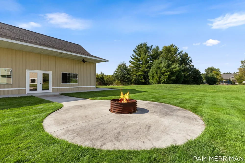 21899 Hilltop Circle Stanwood, MI 49346