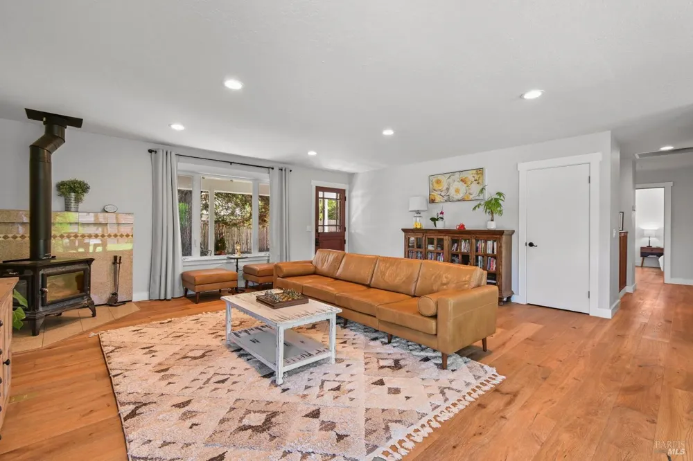 19022 Orange Avenue El Verano, CA 95476