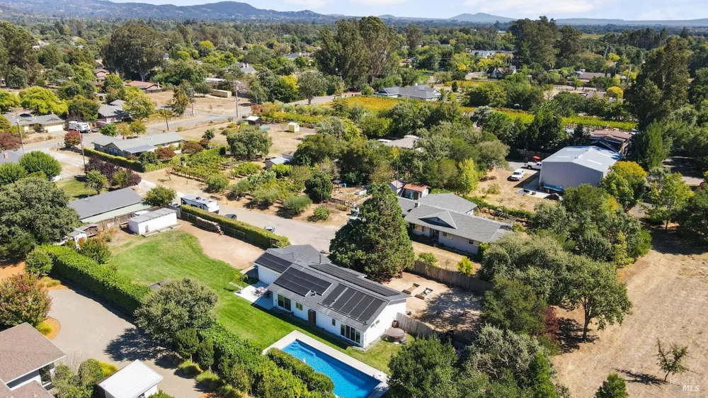 19022 Orange Avenue El Verano, CA 95476