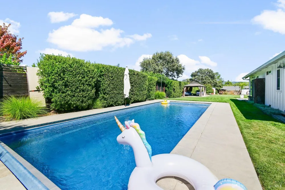 19022 Orange Avenue El Verano, CA 95476