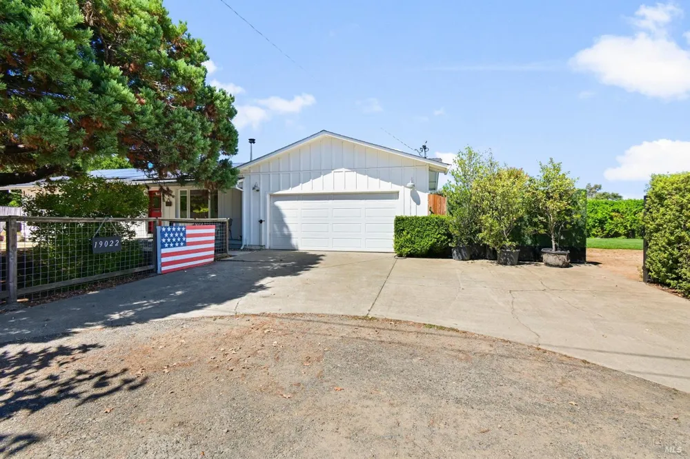 19022 Orange Avenue El Verano, CA 95476