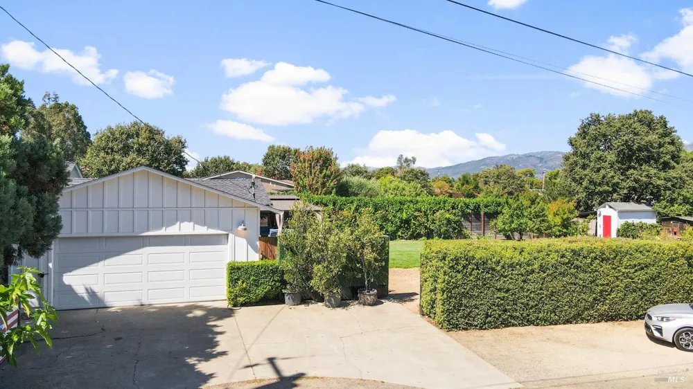 19022 Orange Avenue El Verano, CA 95476