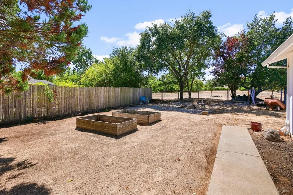 19022 Orange Avenue El Verano, CA 95476