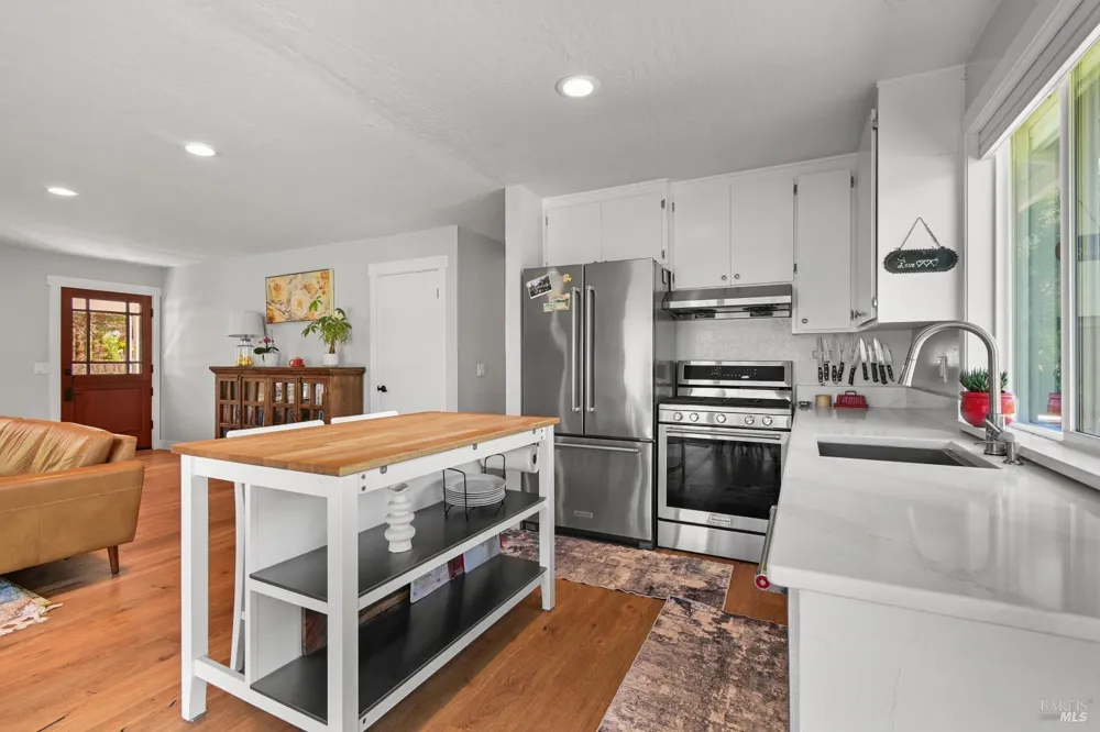 19022 Orange Avenue El Verano, CA 95476