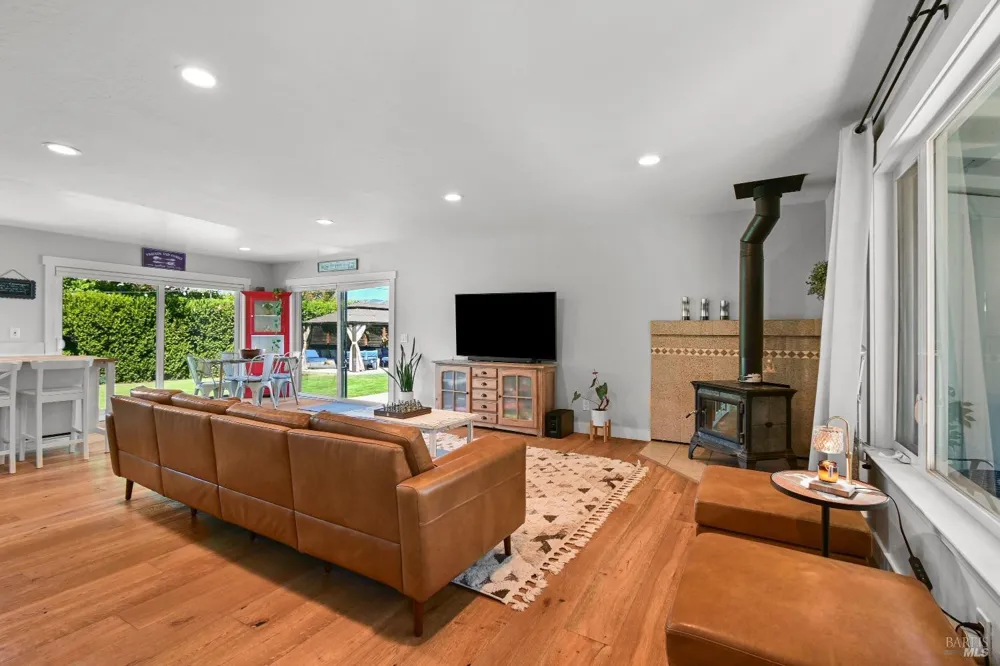 19022 Orange Avenue El Verano, CA 95476