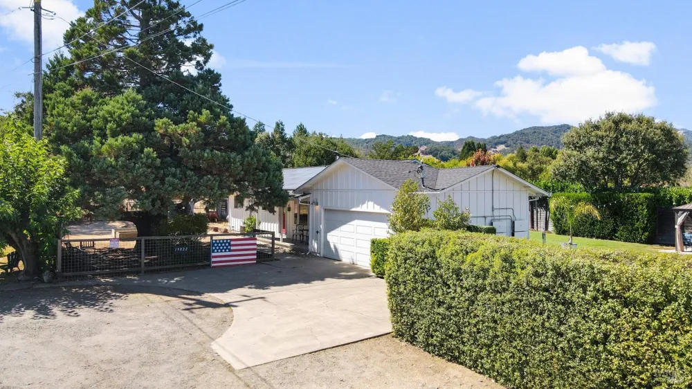 19022 Orange Avenue El Verano, CA 95476
