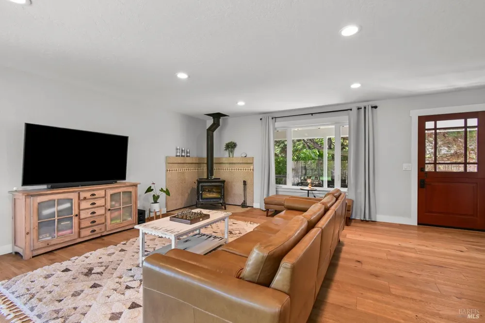 19022 Orange Avenue El Verano, CA 95476