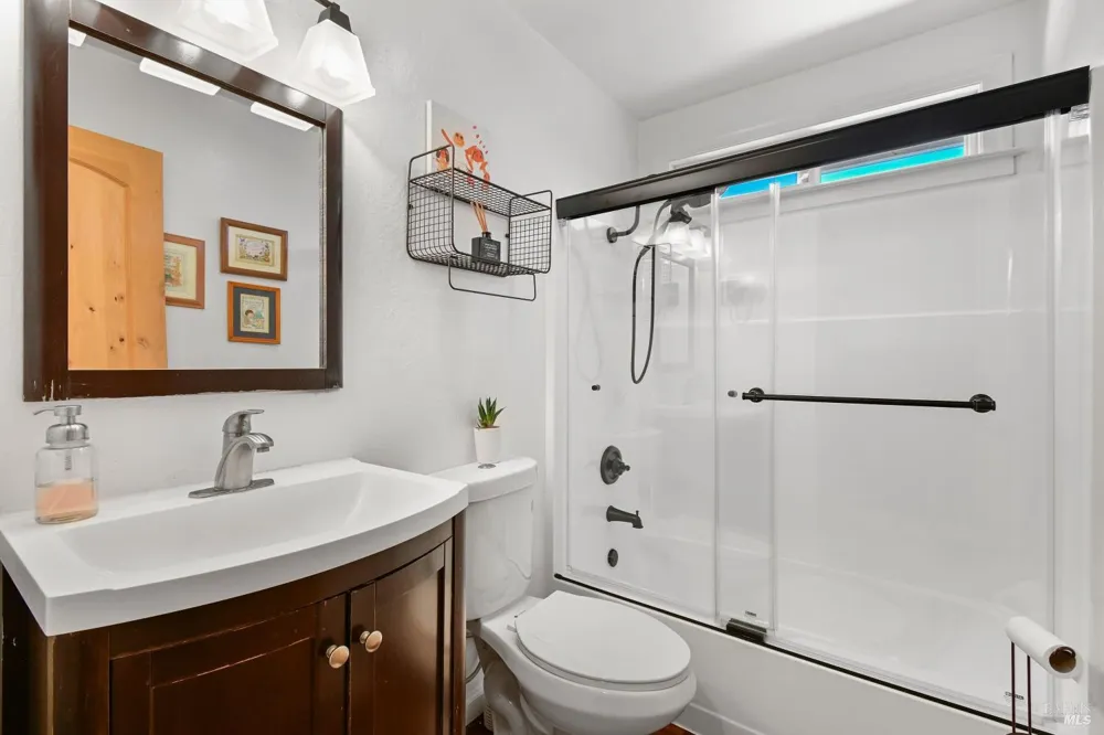 19022 Orange Avenue El Verano, CA 95476