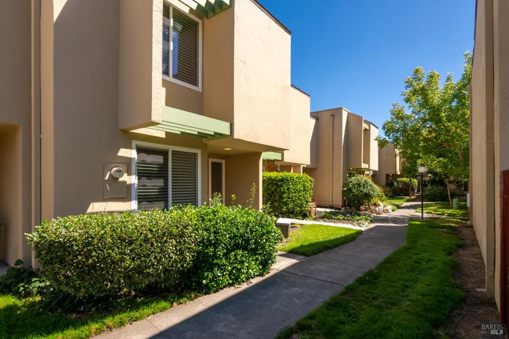 2984 Yulupa Avenue Santa Rosa, CA 95405