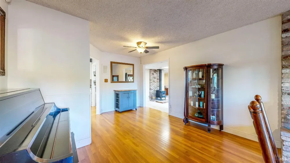 2142 Laguna Road Santa Rosa, CA 95401