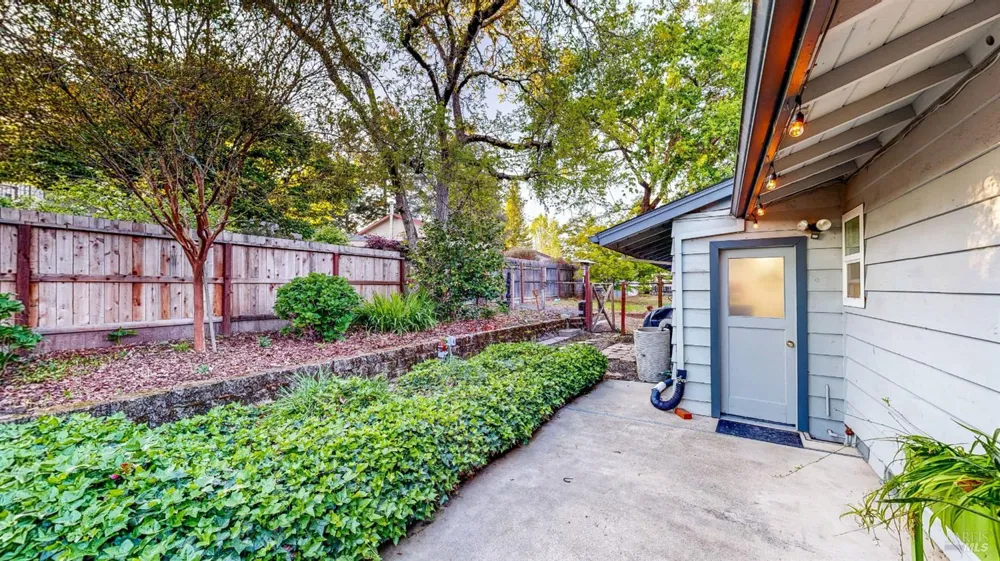 2142 Laguna Road Santa Rosa, CA 95401