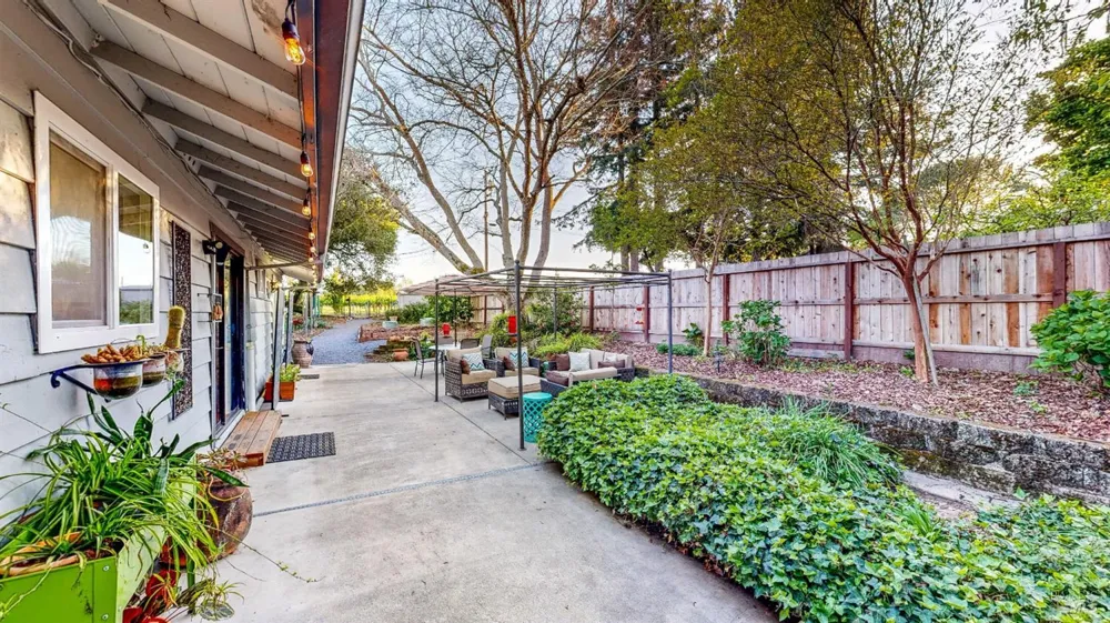 2142 Laguna Road Santa Rosa, CA 95401