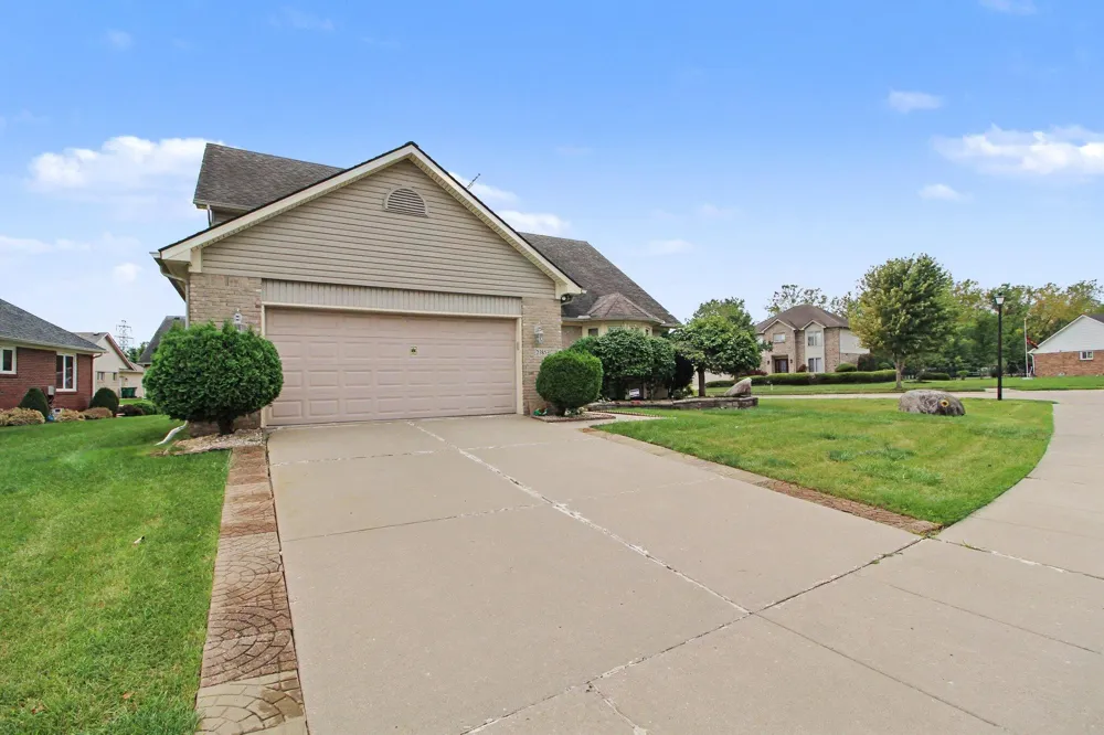 23853 Joey Drive Brownstown, MI 48134