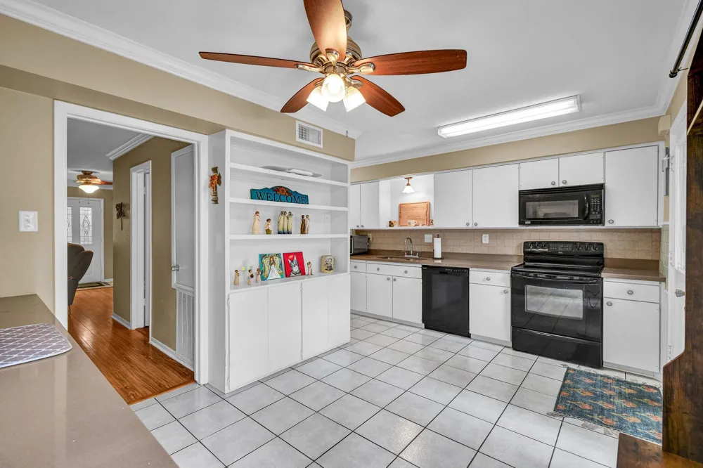 55 Chervil Common Lake Jackson, TX 77566