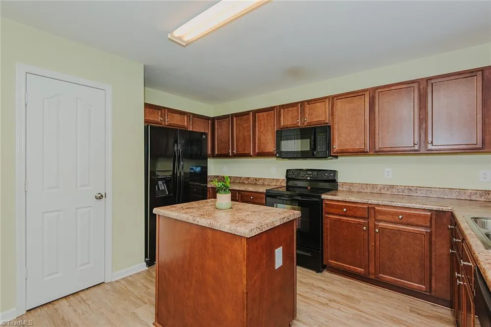 6609 Glenville Drive Whitsett, NC 27377