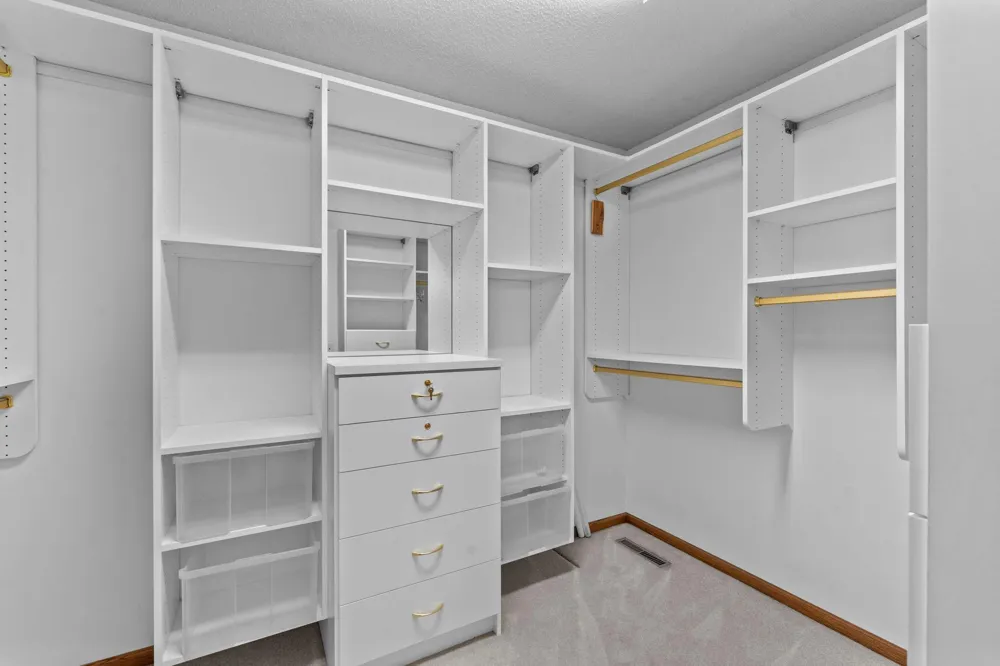 17707 Kingsbury Circle Lakeville, MN 55044